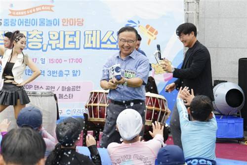 지난해 워터페스타에서 물놀이를 하는 류경기 중랑구청장 [중랑구 제공. 재판매 및 DB 금지]