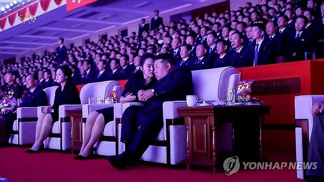 공연 관람하며 대화하는 김정은과 딸 주애 (서울=연합뉴스) 김정은 북한 국무위원장이 지난 27일 평양에서 열린 조국해방전쟁승리 73주년 기념공연을 딸 주애와 나란히 앉아 관람하며 대화하고 있다. [조선중앙TV 화면] 2026.7.28 
    [국내에서만 사용가능. 재배포 금지. For Use Only in the Republic of Korea. No Redistribution] nkphoto@yna.co.kr