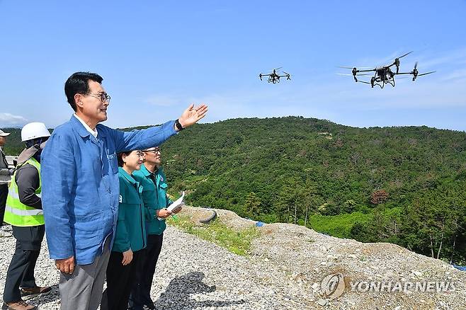 울주군, 드론으로 소나무재선충병 확산 막는다 (울산=연합뉴스) 지난해 6월 17일 울산 울주군이 서생면 일대에서 소나무재선충병 확산 방지를 위한 드론 방제사업 대상지 현장점검을 벌였다. 2025.6.17 [울주군 제공.재판매 및 DB 금지] young@yna.co.kr