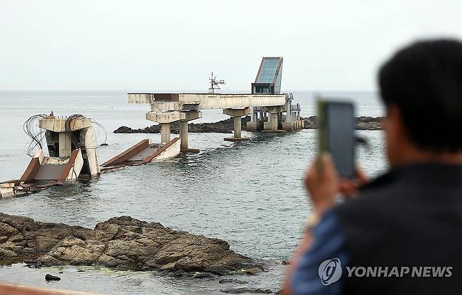 교각과 상판 무너진 보릿돌교 (포항=연합뉴스) 김현태 기자 = 28일 오후 경북 포항시 남구 구룡포읍 장길리 해상인도교 보릿돌교의 교각과 상판 일부가 붕괴해 있다. 사고 발생 후 지금까지 인명피해는 없는 것으로 알려졌다. 2026.7.28 mtkht@yna.co.kr