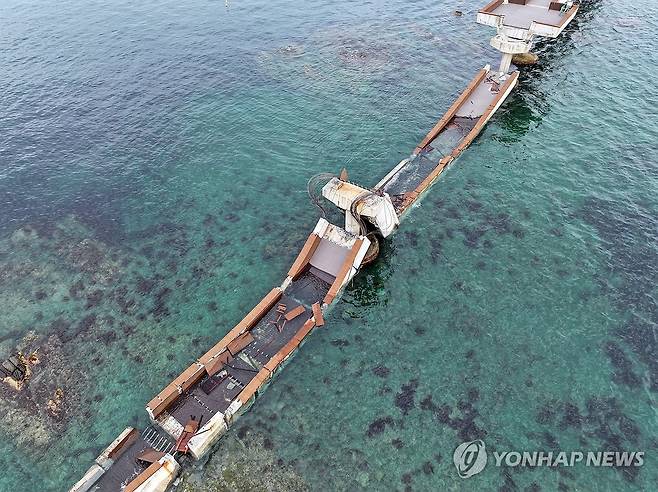 포항 보릿돌교 교각과 상판 붕괴 (포항=연합뉴스) 김현태 기자 = 28일 오후 경북 포항시 남구 구룡포읍 장길리 해상인도교 보릿돌교의 교각과 상판 일부가 붕괴해 있다. 사고 발생 후 지금까지 인명피해는 없는 것으로 알려졌다. 2026.7.28 mtkht@yna.co.kr