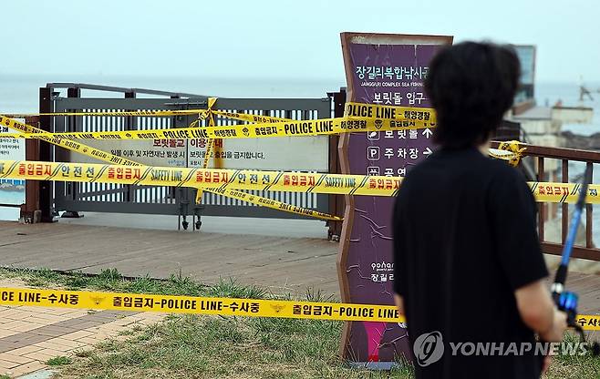 포항 보릿돌교 교각과 상판 등 붕괴 (포항=연합뉴스) 김현태 기자 = 28일 오후 경북 포항시 남구 구룡포읍 장길리 해상인도교 보릿돌교의 교각과 상판 일부가 붕괴해 출입이 통제되고 있다. 사고 발생 후 지금까지 인명피해는 없는 것으로 알려졌다. 2026.7.28 mtkht@yna.co.kr