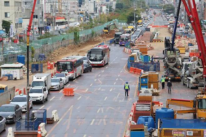 광주 도시철도 2호선 공사가 진행 중인 지난 10월 21일 광주 남구 백운사거리 일대에서 공사로 인한 차로 축소와 차량 통제로 교통 정체가 빚어지고 있다. 판영석 인턴기자