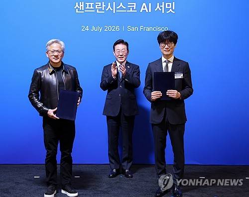 네이버-엔비디아, AI 팩토리 구축 관련 전략적 투자협약(샌프란시스코=연합뉴스) 한상균 기자 = 이해진 네이버 이사회 의장과 젠슨 황 엔비디아 최고경영자가 24일(현지시간) 이재명 대통령이 임석한 가운데 미국 샌프란시스코 더 미드웨이에서 열린 AI 서밋에서 글로벌 AI 팩토리 구축을 위해 지분 투자 유치에 관한 전략적 투자협약을 체결한 뒤 기념촬영을 하고 있다. 2026.7.25 xyz@yna.co.kr