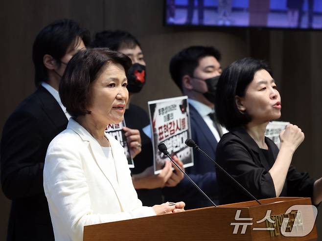 이진숙 국민의힘 의원이 7일 오후 서울 여의도 국회 소통관에서 '개정 정보통신망법' 관련 기자회견을 하고 있다. 2026.7.7 ⓒ 뉴스1 황기선 기자