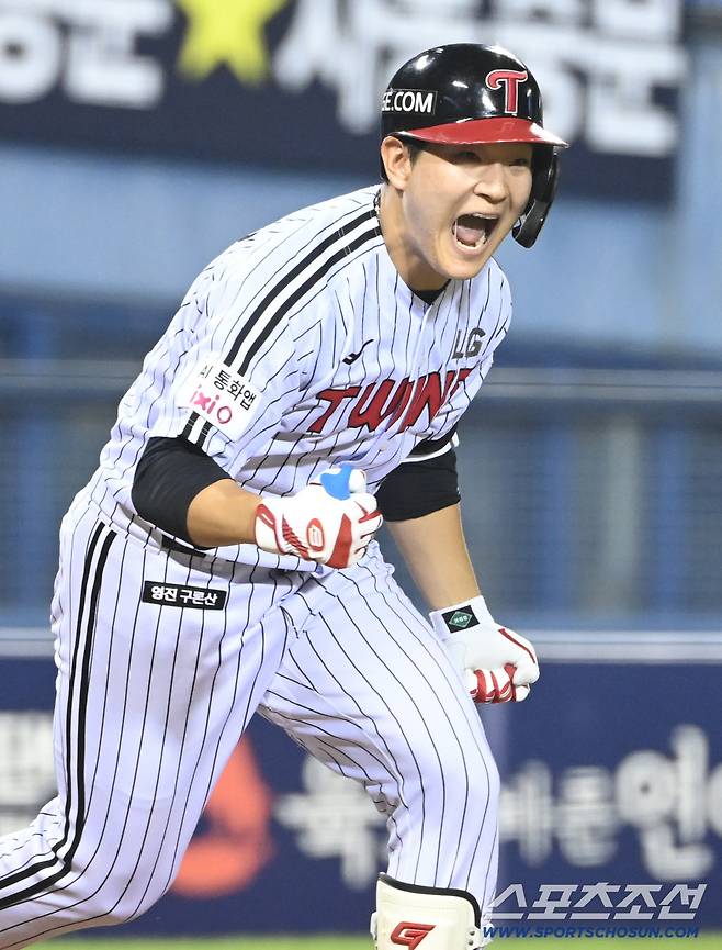 28일 잠실야구장에서 열린 키움과 LG의 경기. 7회말 1사 1,2루 문정빈이 1타점 적시타를 치고 환호하고 있다. 잠실=허상욱 기자wook@sportschosun.com/2026.07.28/