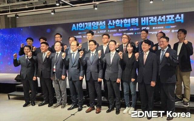 이날 개회식에서는 배 부총리와 홍진배 정보통신기획평가원장, 대학·기업·연구기관 관계자 20여명이 'AI 인재양성 산학협력 비전선포식'을 진행했다.