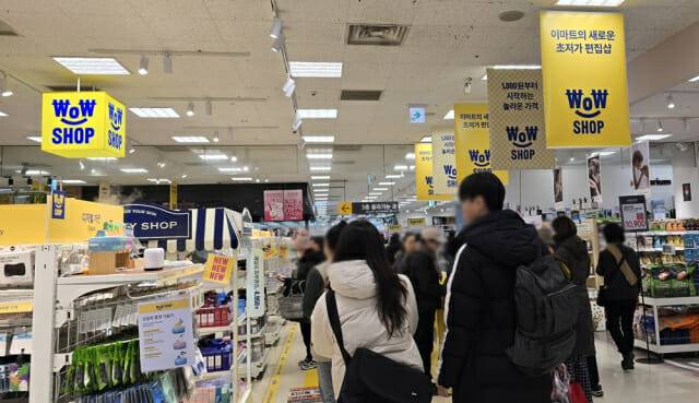 이마트 왕십리점 내 와우샵에서 고객들이 상품을 둘러보고 있다.