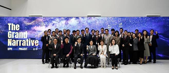 한미그룹 임직원이 지난 4월 13일 한미 C&C 스퀘어에서 열린 ‘에페 프로젝트' 발족을 기념해 사진을 촬영하고 있다./한미약품