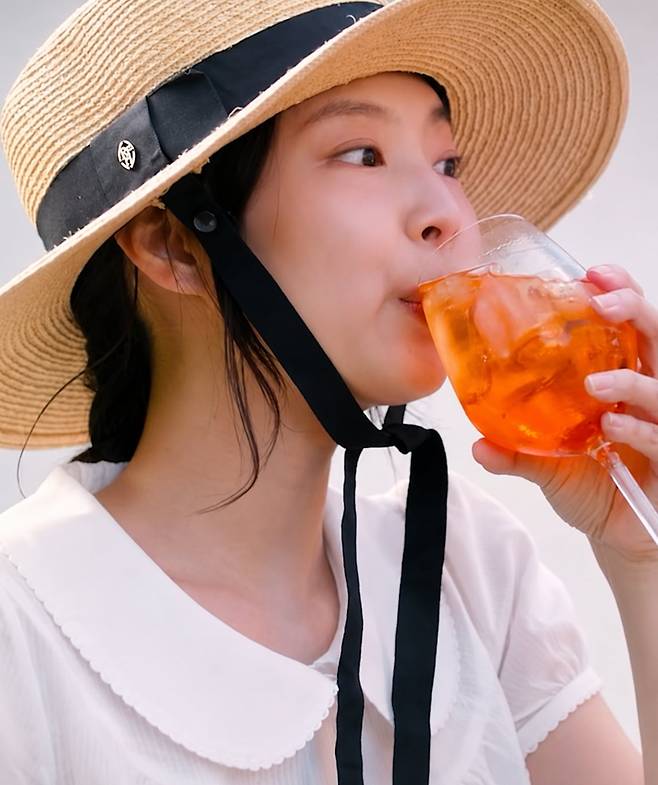 블랙핑크 제니가 직접 만든 스프리츠를 마시는 모습/유튜브 캡처