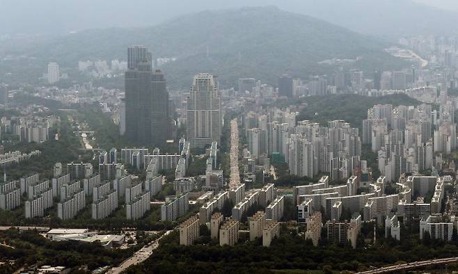 서울 송파구 롯데월드타워 서울스카이 전망대에서 바라본 강남구 아파트 단지. /사진=뉴스1