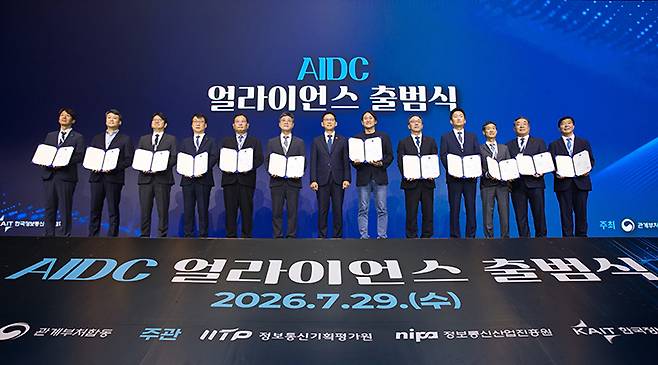 배경훈 부총리 겸 과학기술정보통신부 장관이 29일 오후 서울 중구 롯데호텔에서 열린 'AI 데이터센터 얼라이언스 출범식' 에서 의장사 위촉장 수여식 기념촬영을 하고 있다. 왼쪽 여섯 번째부터 정재헌 SK텔레콤 대표(공동의장), 배경훈 부총리, 백준호 퓨리오사AI 대표.(사진=과기정통부 제공)