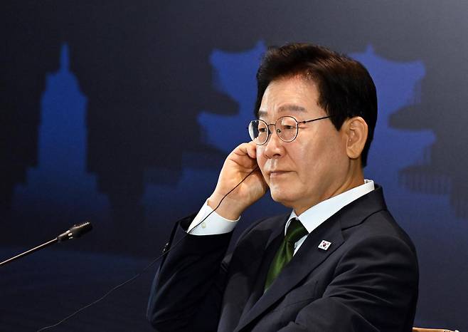 브라질을 국빈 방문 중인 이재명 대통령이 28일 상파울루 시내 호텔에서 열린 한·브라질 비즈니스 라운드테이블에 참석해 번역기 이어폰을 착용하고 있다. 상파울루=왕태석 선임기자