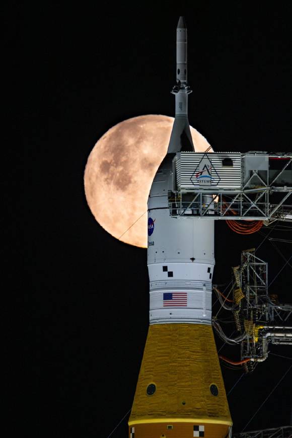 NASA의 케네디 우주 센터(플로리다주) 발사대 39B에 거치된 SLS(우주 발사 시스템)와 오리온 우주선. 보름달이 환하게 빛나고 있다. [사진=NASA]