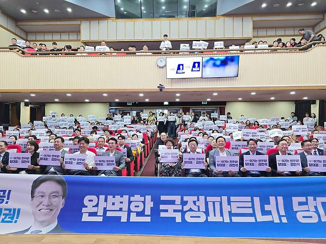 더불어민주당 전당대회에 출마한 김민석 대표 후보가 28일 오후 경남 창원 국립창원대 창원캠퍼스 산학협동관 국제회의장에서 경남 지역 권리당원 대상 강연을 열고 기념사진 촬영을 하고 있다. 손성배 기자