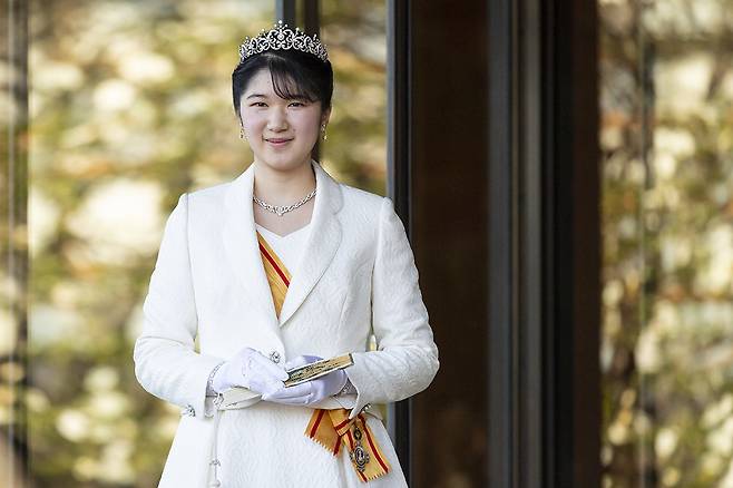 2021년 12월 5일, 일본 아이코 공주가 도쿄의 황궁에서 성년을 맞아 언론과 인사하고 있다. 게티이미지