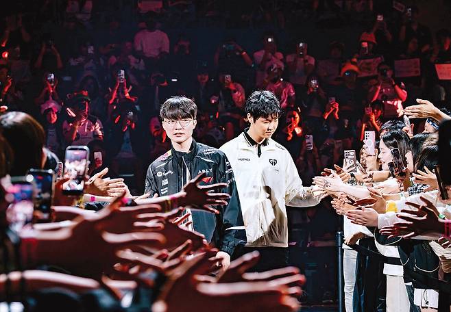 지난달 14일 강원도 원주 실내체육관에서 열린 LoL e스포츠 국제대회 선발전 ‘로드 투 MSI’ 현장 풍경. ‘페이커’ 이상혁(왼쪽)과 ‘쵸비’ 정지훈이 팬들 사이에서 입장하고 있다. 라이엇 게임즈 제공