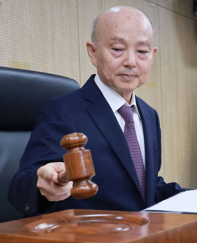 안창호 국가인권위원장이 지난 16일 서울 중구 국가인권위원회에서 열린 23차 상임위원회에서 의사봉을 두드리고 있다. 연합뉴스