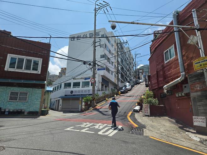 신은철 집배원이 23일 김경빈 씨 집을 방문하기 위해 오르막길을 오르고 있다./사진=이찬종 기자
