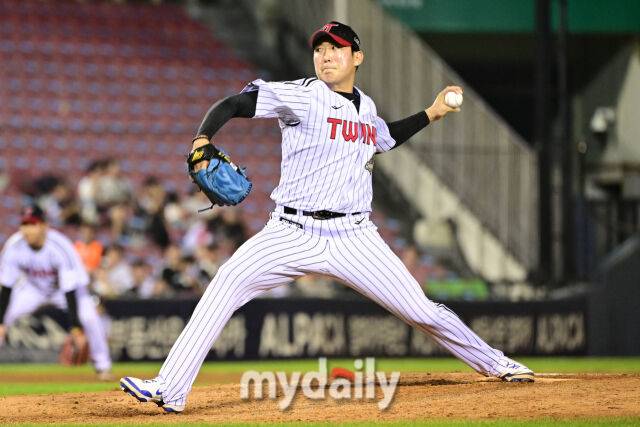 28일 서울 잠실야구장에서 열린 '2026 신한 SOL KBO리그' 키움 히어로즈와 LG 트윈스 경기.LG 손주영이 9회초 마운드에 올라 힘차게 투구하고 있다./잠실=한혁승 기자
