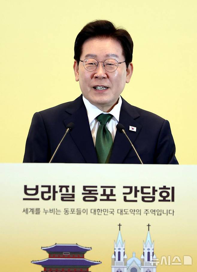 [상파울루=뉴시스] 김진아 기자 = 이재명 대통령이 28일(현지 시간) 브라질 상파울루의 한 호텔에서 열린 동포 오찬 간담회에서 인사말을 하고 있다. 2026.07.29. bluesoda@newsis.com