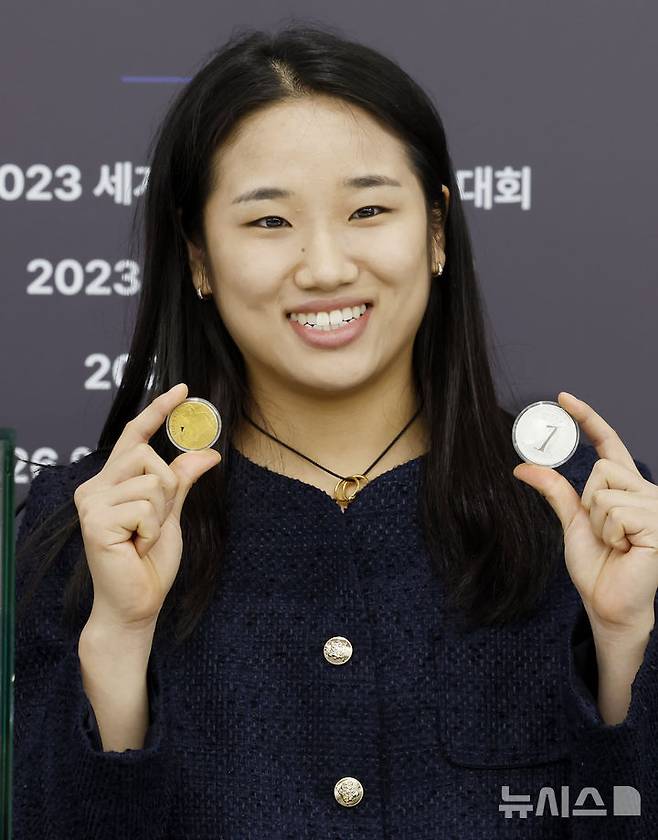[서울=뉴시스] 김혜진 기자 = 배드민턴 여자 단식 세계랭킹 1위 안세영이 29일 서울 서초구 요넥스 코리아에서 열린 공식 기념메달 공개식에서 메달을 들고 기념 촬영을 하고 있다. 2026.07.29. jini@newsis.com