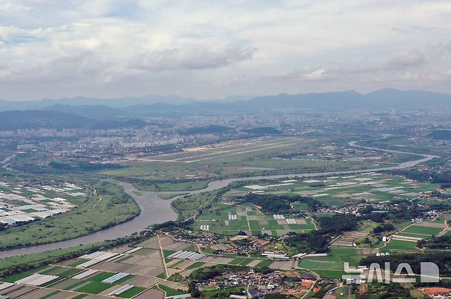 [전남광주=뉴시스] 삼성전자와 SK하이닉스가 총 800조원을 투자하는 서남권 반도체 팹(Fab·생산공장) 4기 건설 입지로 광주 군공항 부지가 최종 확정된 가운데 7일 오후 전남광주 남구 상공에서 바라본 광주 군공항 부지(중앙)의 모습. (사진 = 뉴시스 DB) 2026.07.07. photo@newsis.com