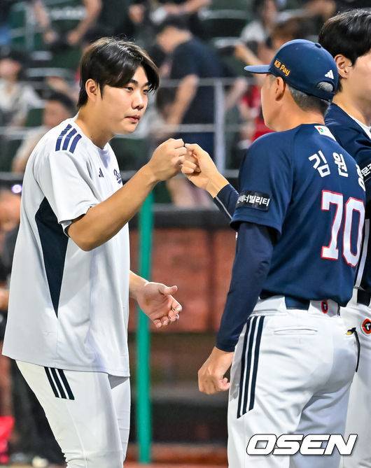 [OSEN=인천, 민경훈 기자] 28일 인천 SSG랜더스필드에서 2026 신한 SOL KBO리그 SSG 랜더스와 두산 베어스의 경기가 열렸다.이 경기에서 두산은 연장 접전 끝&nbsp;2-1로 승리했다.&nbsp;두산은 3연전 기선제압과 함께 2연승을 달리며 시즌 49승 3무 44패를 기록했다. 반면 4연승 상승세가 끊긴 9위 SSG는 36승 4무 57패가 됐다.&nbsp;경기를 마치고 두산 박준순이 김원형 감독과 하이파이브를 하고 있다. 2026.07.28 /rumi@osen.co.kr