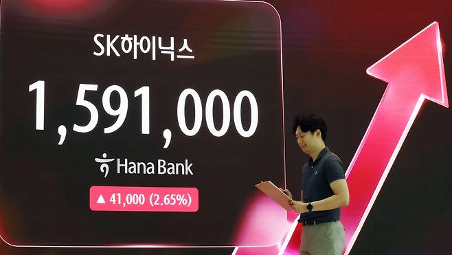 29일 서울 중구 하나은행 딜링룸 전광판에 SK하이닉스 주가가 나타나고 있다. 뉴스1