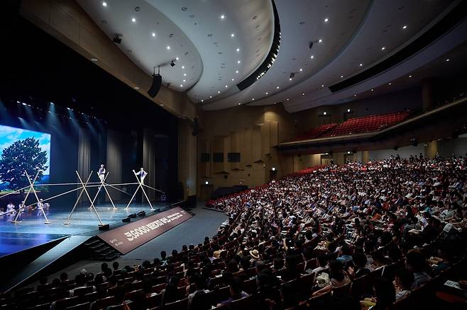 26일 부산 벡스코 오디토리움에서 제48차 유네스코 세계유산위원회를 기념하며 국가유산진흥원이 기획한 ‘굿(GOOD)보러가자 부산’ 특별 무대가 열리고 있다. 사진 제공=국가유산진흥원 제공