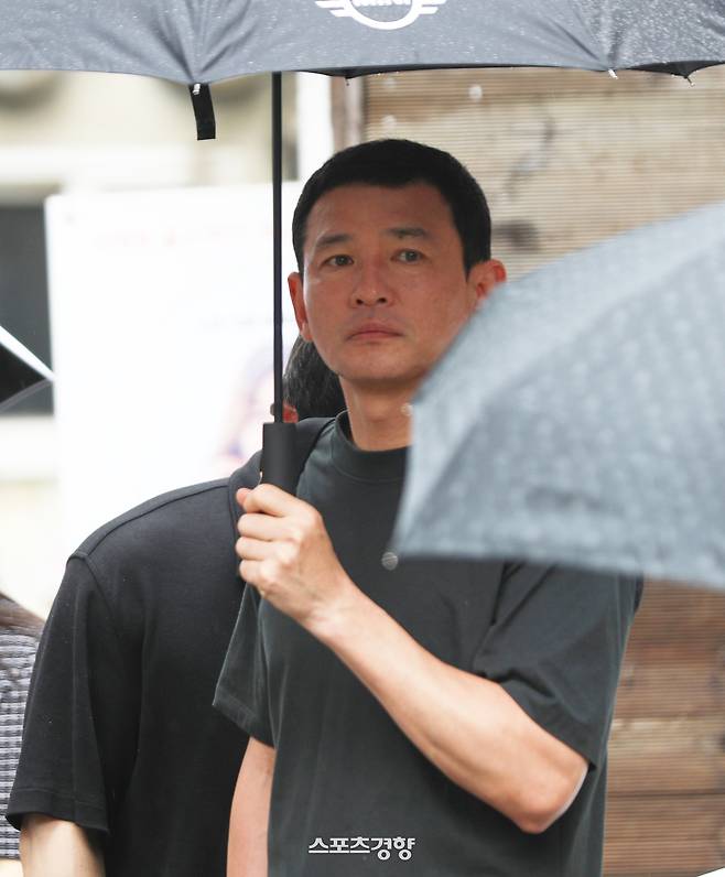 팬 A씨와 법적 분쟁을 이어가고 있는 배우 황정민. 경향신문 자료사진