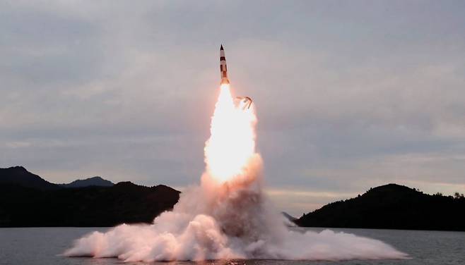 2022년 북한이 공개한 잠수함발사탄도미사일(SLBM) 발사 모습. 조선중앙TV 캡처&nbsp;