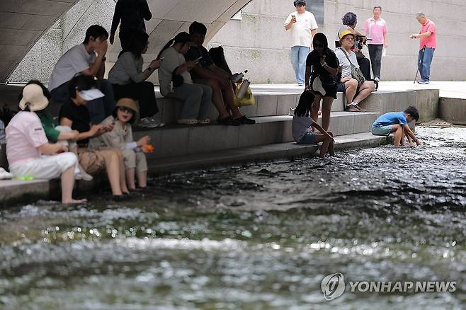 청계천에서 휴식 취하는 시민들 [연합뉴스 자료사진]