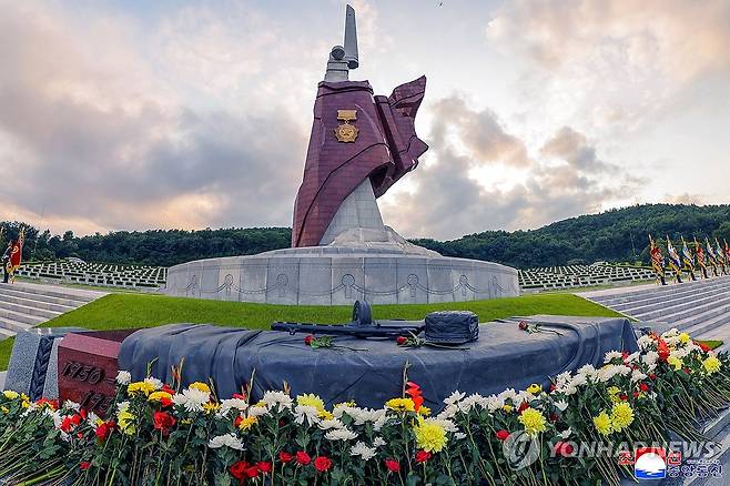 김정은, 전승절 73주년 맞아 조국해방전쟁참전열사묘 참배 (평양 조선중앙통신=연합뉴스) 김정은 북한 국무위원장이 지난 26일 '전승절'로 기념하는 정전협정 체결 73주년(7월 27일)을 맞아 조국해방전쟁참전열사묘를 찾아 헌화하고 경의를 표했다고 조선중앙통신이 27일 보도했다. 이날 참배에는 김 위원장의 부인 리설주 여사와 딸 주애가 함께 참석했다. 2026.7.27 
    [국내에서만 사용가능. 재배포 금지. For Use Only in the Republic of Korea. No Redistribution] nkphoto@yna.co.kr