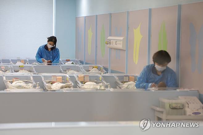 출생아 수 23개월 연속 증가 (고양=연합뉴스) 임병식 기자 = 29일 오후 경기도 고양시 일산동구 CHA의과학대학교 일산차병원 신생아실에서 간호사들이 신생아들을 돌보고 있다. 
    국가데이터처가 이날 공개한 '5월 인구동향'에 따르면 올해 5월 출생아 수는 2만3천160명으로 1년 전에 비해 13.6% 늘었으며, 출생아 수는 2024년 7월부터 23개월 연속 증가했다. 2026.7.29 andphotodo@yna.co.kr