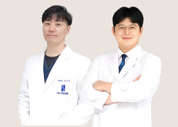 에스포항병원 신경외과 진선탁 전문의(왼쪽)와 김영수 전문의가 미국신경중재수술학회(SNIS)에서 만성경막하혈종 치료를 위한 생분해성 미세구 색전술의 첫 인체 적용 중간 연구결과를 발표했다. 에스포항병원 제공
