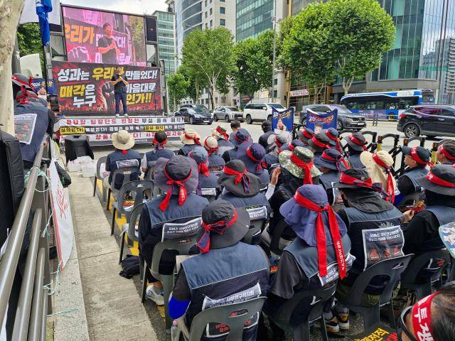 30일 서울 강남구 역삼동 현대모비스 본사 앞에서 현대모비스 사무연구직지회 노조원들이 집회를 하고 있다.[사진=오주석 기자]