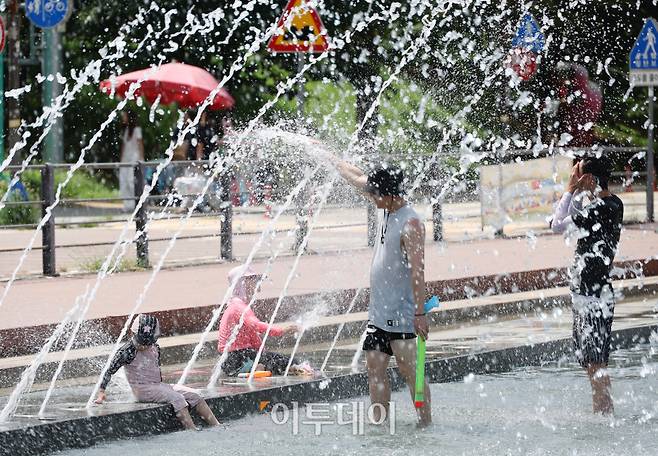 전국 대부분 지역에 폭염경보와 폭염주의보가 발효된 가운데 26일 서울 여의도 물빛광장에서 시민들이 물놀이를 하며 더위를 식히고 있다. 기상청에 따르면 이날 서울의 낮 최고기온이 33도까지 오르는 등 전국적으로 강한 폭염이 이어질 전망이다. 고이란 기자 photoeran@