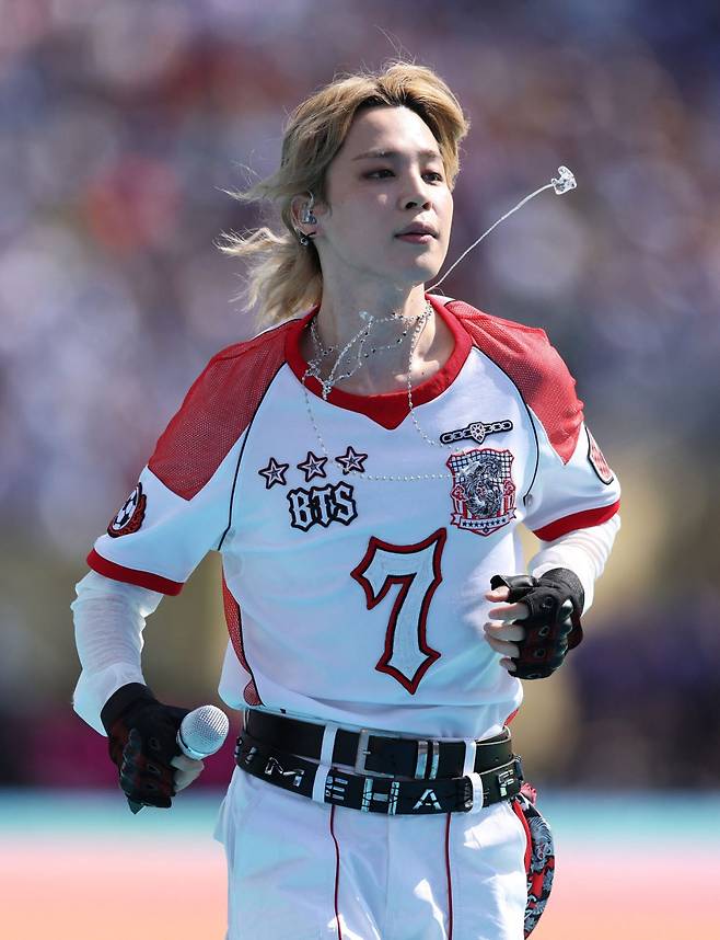 방탄소년단(BTS)의 지민이 19일(현지시간) 뉴욕 뉴저지 스타디움에서 열린 2026 FIFA 월드컵 결승전 스페인과 아르헨티나의 경기 하프타임 쇼에서 공연하고 있다.(사진=AFP/뉴스1)