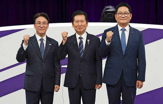 더불어민주당 김민석(왼쪽부터), 정청래, 송영길 당대표 후보가 29일 오후 서울 마포구 MBC에서 열린 방송 토론회에서 기념 사진을 찍고 있다. /국회사진기자단