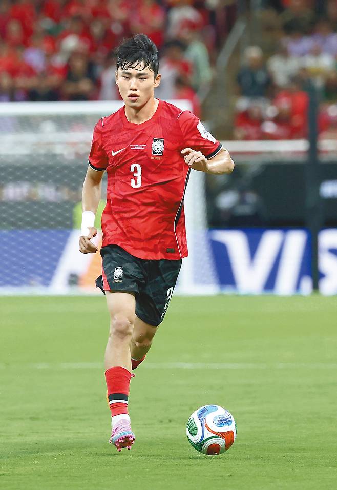 한국 축구 대표팀 수비수 이기혁이 지난달 12일 열린 체코와의 2026 북중미 월드컵 조별리그 1차전에서 드리블을 하는 모습. 월드컵 조별리그 3경기를 모두 소화한 이기혁은 9월 개막하는 2026 아이치-나고야 아시안게임에서 23세 이하 축구 대표팀의 와일드카드로 참가해 금메달 획득에 도전한다. 과달라하라=뉴스1