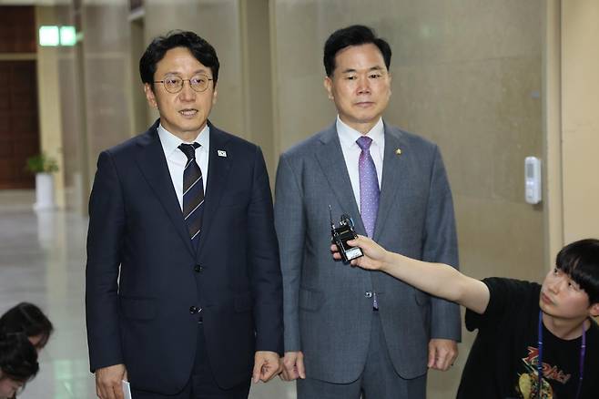 천준호 더불어민주당 원내운영수석부대표와 김승수 국민의힘 원내운영수석부대표가 30일 서울 여의도 국회에서 회동을 마친 후 ‘선관위 특검법 합의’를 발표하고 있다. 뉴스1