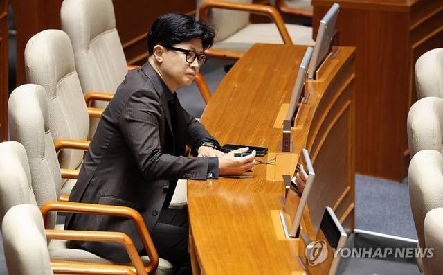 한동훈  무소속 의원이 30일 국회에서 열린 7월 임시국회 제3차 본회의에 자리하고 있다. 연합뉴스