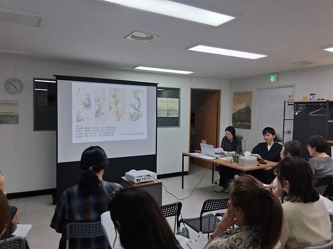 지난 28일 서울 공덕동 한국근현대미술사학회 부설 근현대미술연구소에서 열린 ‘조선미술전람회와 궁내성’ 연구 발표회 현장. 오른쪽 책상에서 논고를 읽고 있는 남성이 일본 도쿄 황실소장품박물관의 다나카 준이치로 주임연구원이다. 노형석 기자