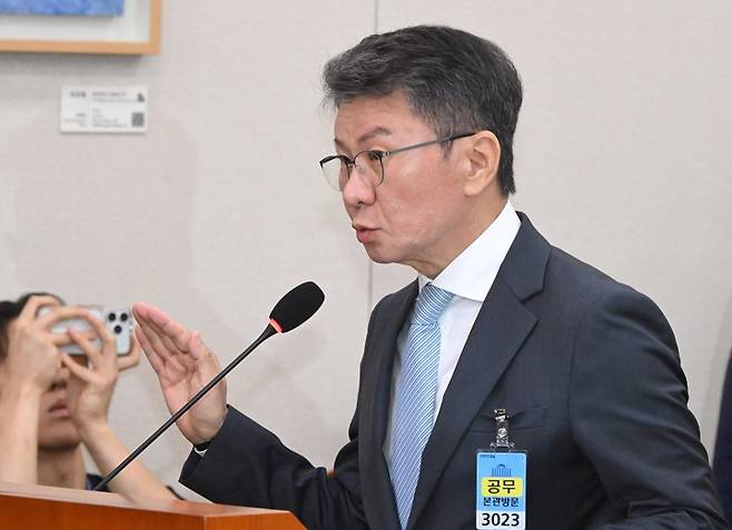 증인 선서하는 정몽규 전 대한축구협회장(서울=연합뉴스) 정몽규 전 대한축구협회장이 30일 국회 문화체육관광위원회에서 열린 대한축구협회 현안 관련 청문회에 출석해 증인 선서하고 있다. 2026.7.30 [국회사진기자단]