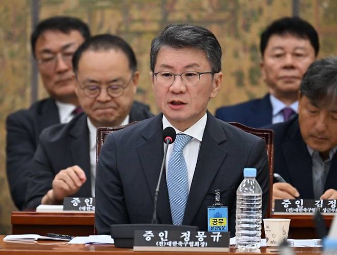 청문회 출석해 답변하는 정몽규 전 대한축구협회장(서울=연합뉴스) 정몽규 전 대한축구협회장이 30일 국회 문화체육관광위원회에서 열린 대한축구협회 현안 관련 청문회에 증인으로 출석해 의원 질의에 답하고 있다. 2026.7.30 [국회사진기자단]