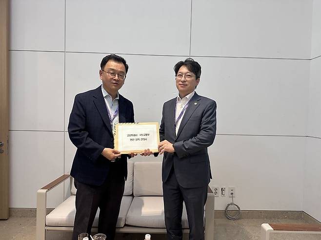 민경선 고양특례시장이 지난 29일 홍지선 국토교통부 제2차관을 만나 ‘고양은평선 일산 연장’ 등 현안이 담긴 건의서를 전달하고 있다. 사진 고양시