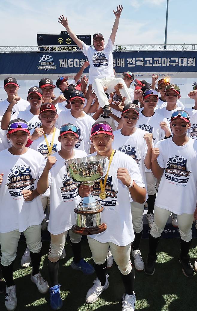 30일 경북 포항야구장에서 열린 제60회 대통령배 전국고교야구대회 결승전에서 우승한 덕수고 학생들이 정윤진 감독을 헹가래 치며 기쁨을 나누고 있다. 송봉근 객원기자