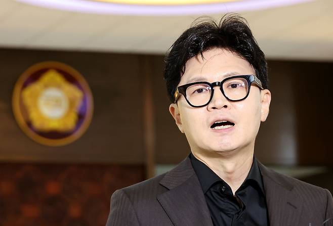 한동훈 무소속 의원이 30일 국회 본회의장 앞에서 검사의 직접 수사 권한을 전면 폐지하는 형사소송법 개정안이 더불어민주당 주도로 본회의에 상정된 것과 관련 입장을 밝히고 있다. 연합뉴스