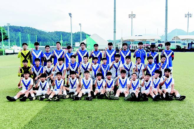 ▲ 속초연세FCU15 선수단이 28일 평창 진부면민체육공원에서 열린 파주FC조영증U15와 2026 금강대기 전국 중학교 축구대회 16강에서 승리한 뒤 기뻐하고 있다.  강원도축구협회 제공